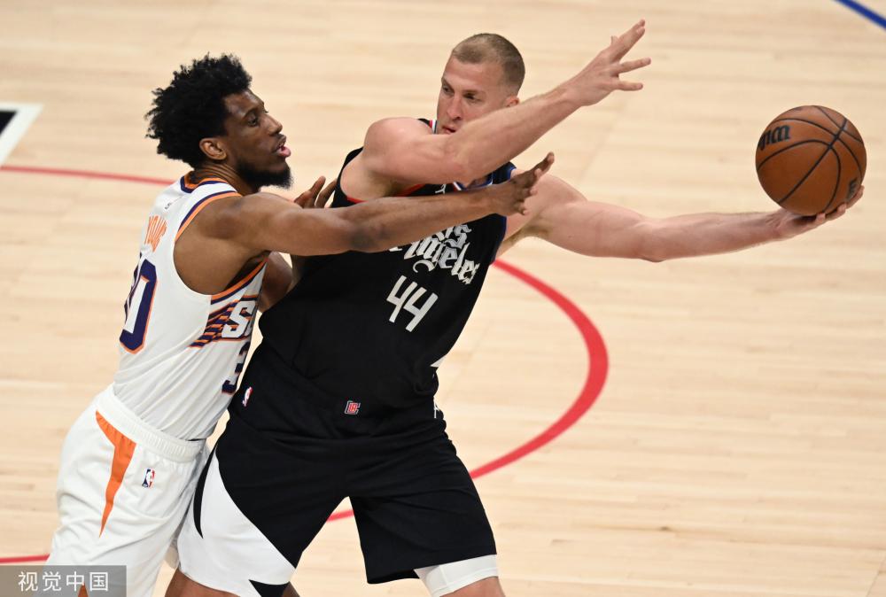 而球迷们则 而球迷们则