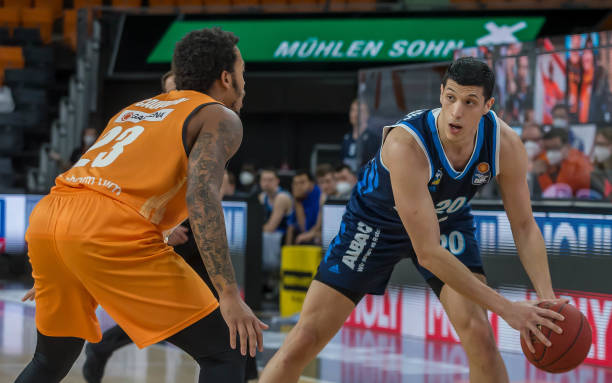 一位曾效力 一位曾效力